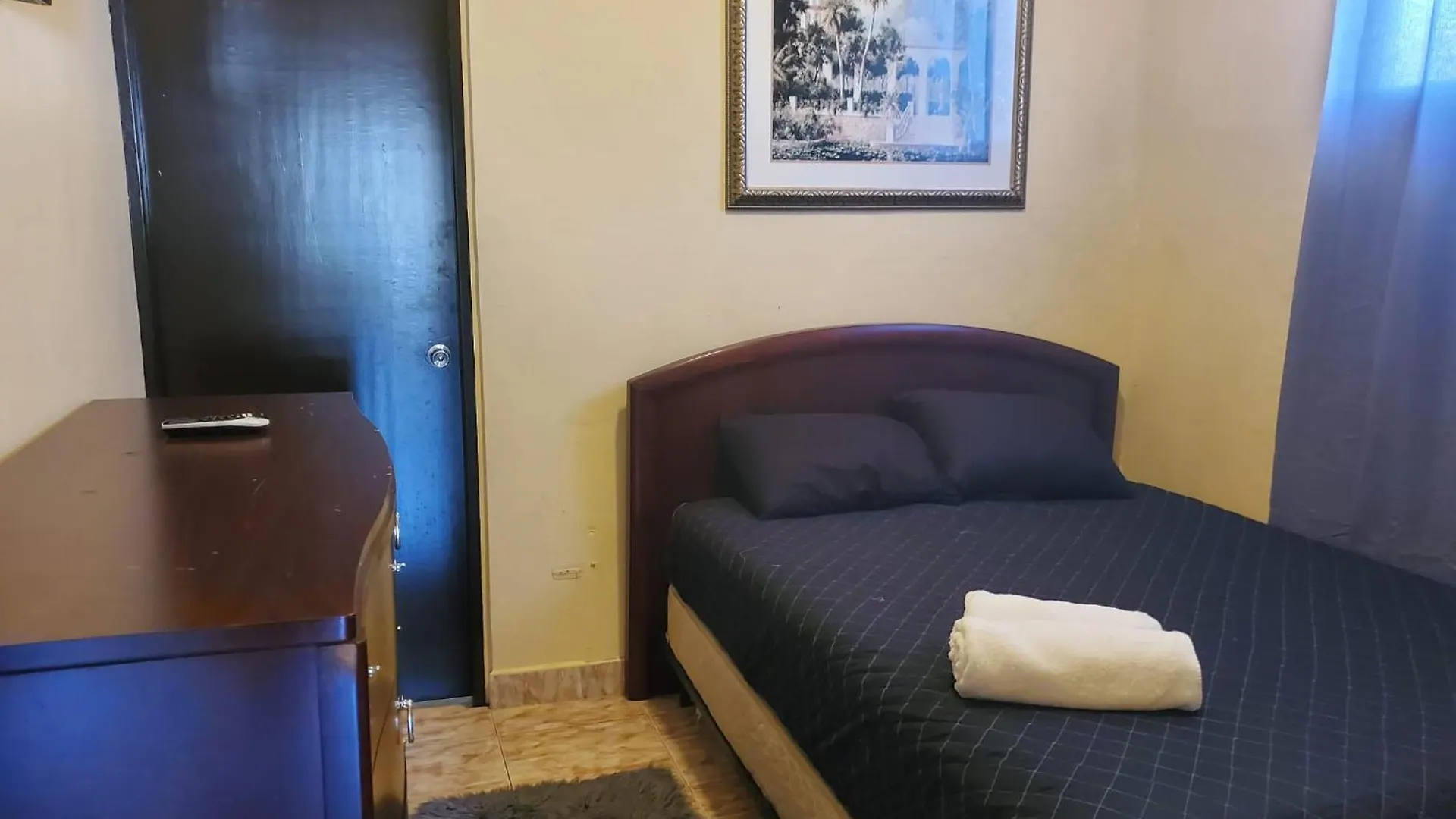 Del Valle Central Casa Near Trendy Calle Loiza- One Bedroom With Queen 圣胡安 波多黎各
